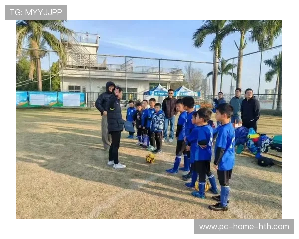 冠军球队球员参与社区文化活动促进城市体育文化建设，社区足球文化