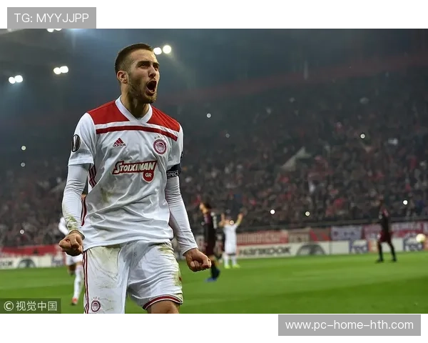 奥林匹亚科斯训练课上福图尼斯连续创造空间