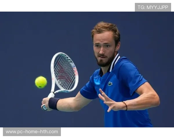 梅德韦杰夫强势发球拿下局点，网坛新霸主崭露头角