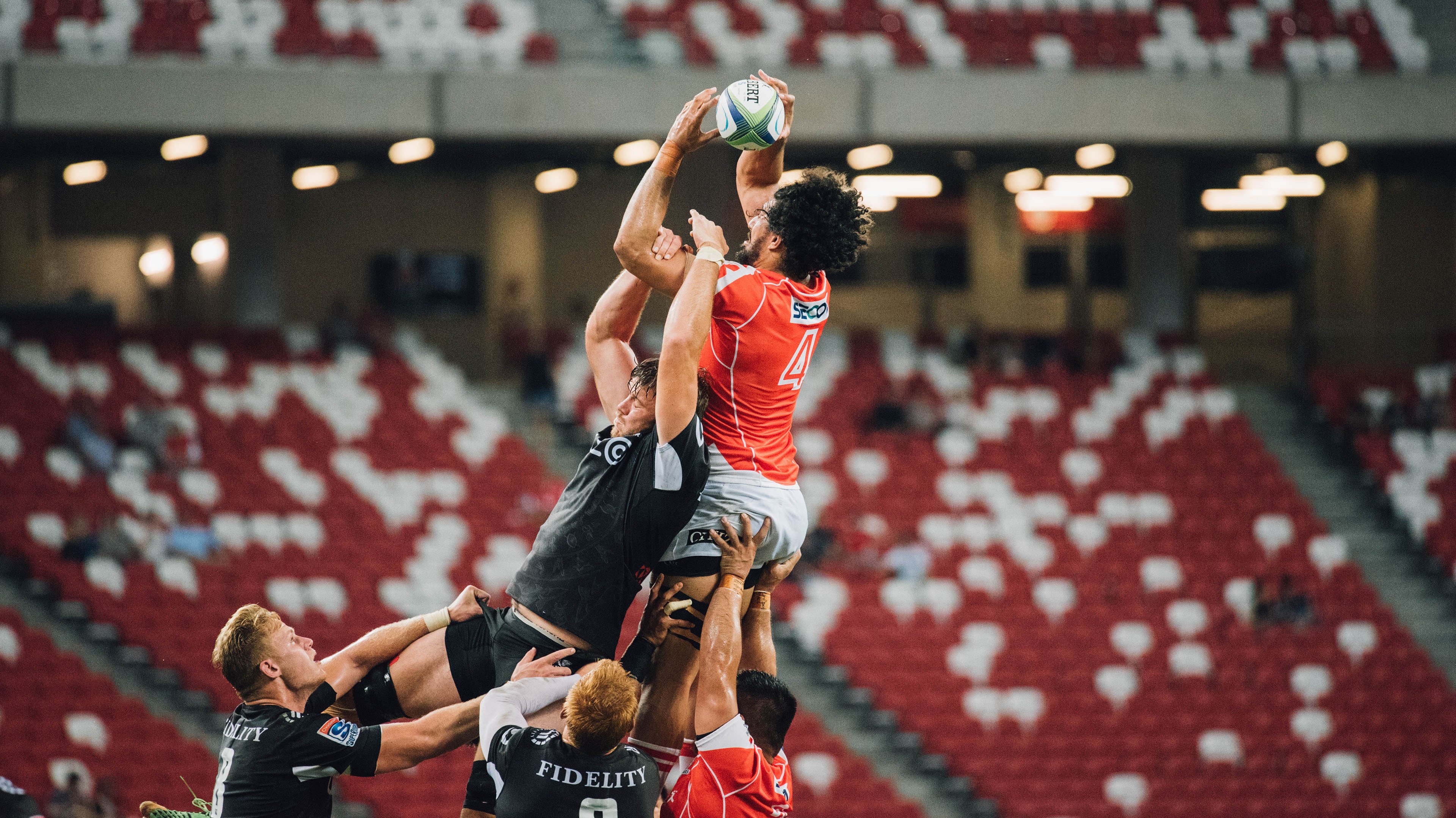 “高校毕业季最后一次校园跑” 毕业生挤满操场告别校园