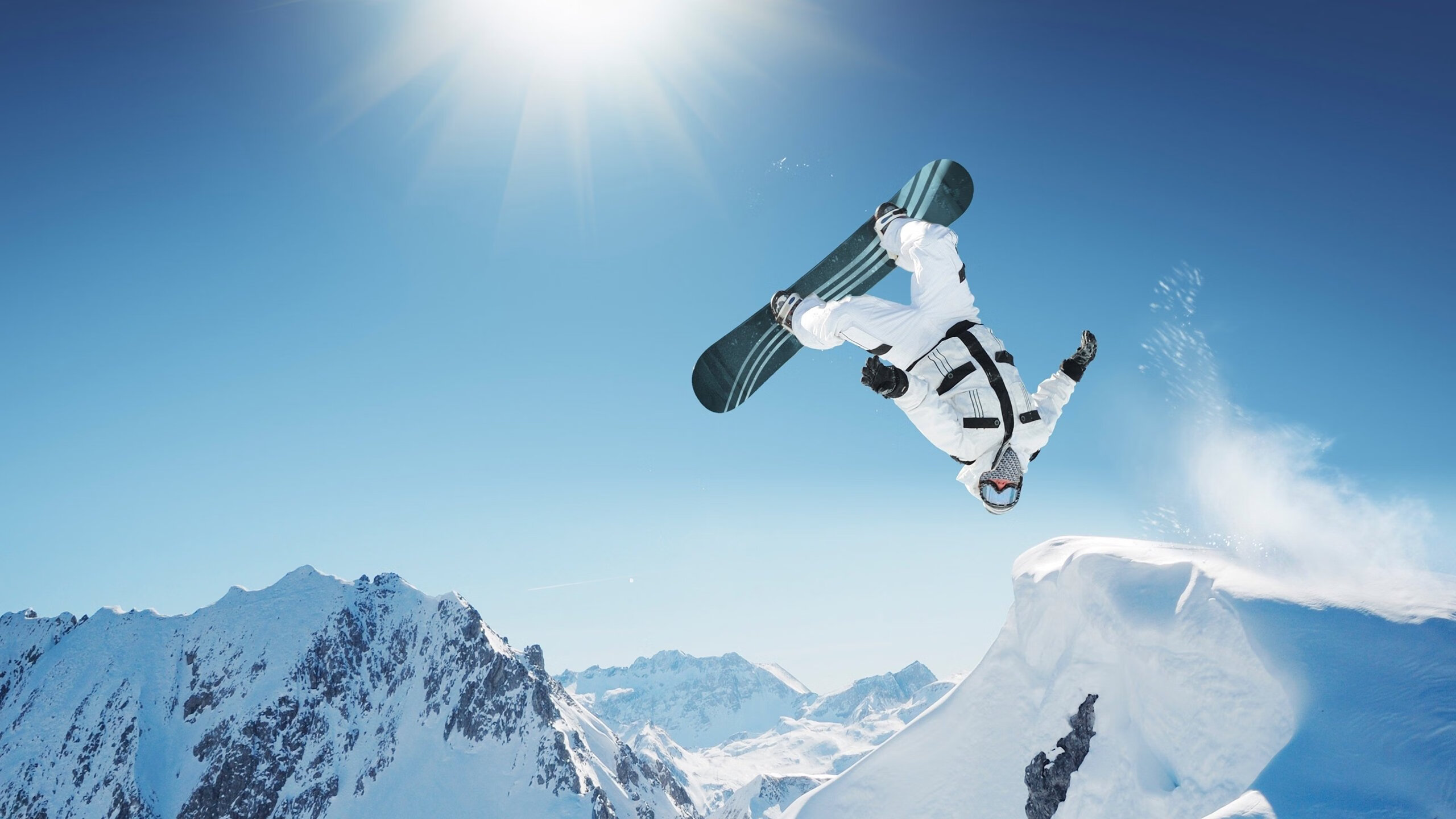 山地车耐力赛选手折返多圈 比拼技术更比拼体能